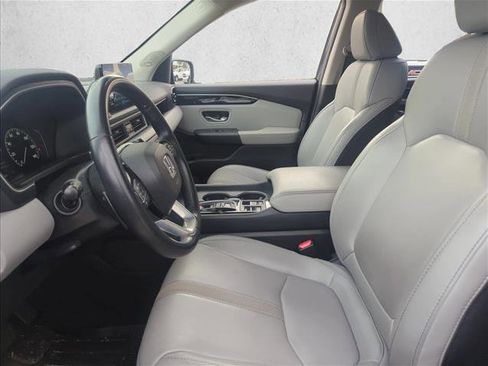 Used 2025 Honda Pilot Touring image 3