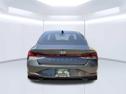 Used 2021 Hyundai Elantra SE FWD image 6