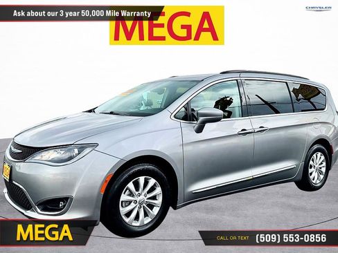 Used 2017 Chrysler Pacifica Touring-L FWD image 1