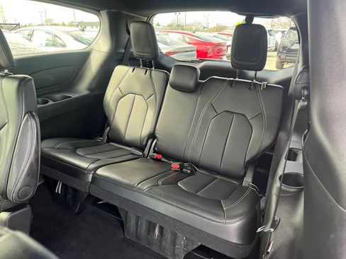 Used 2025 Chrysler Pacifica Select image 26