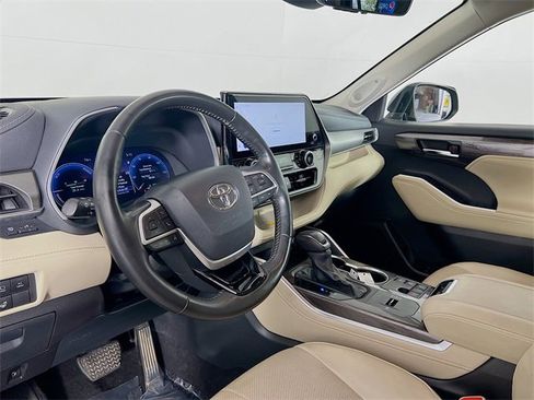 Used 2024 Toyota Highlander Limited image 11