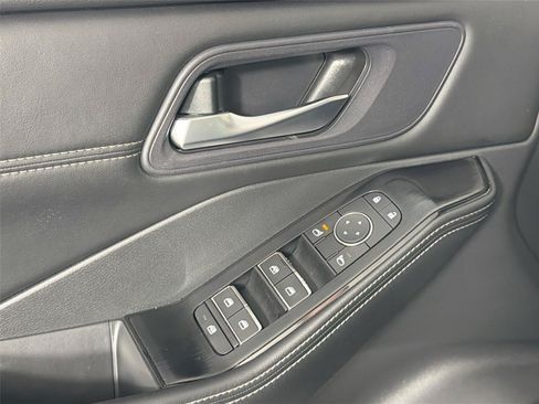 Used 2024 Nissan Rogue SL FWD image 18