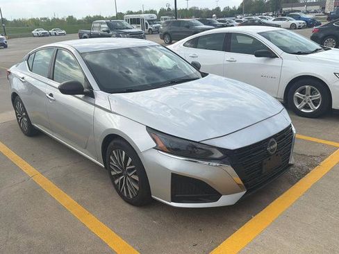 Used 2024 Nissan Altima 2.5 SV FWD image 2