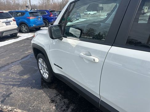 Used 2023 Jeep Renegade Latitude image 11