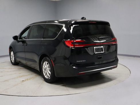 Used 2025 Chrysler Pacifica Select FWD image 8