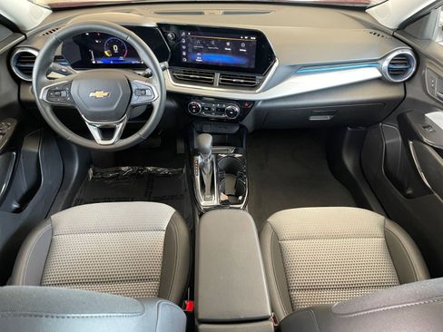 Used 2025 Chevrolet Trax LT w/ LT Convenience Package FWD image 32