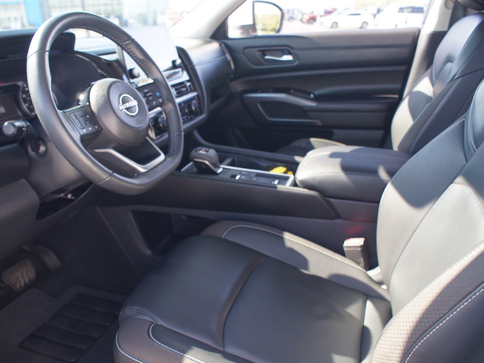 Used 2025 Nissan Pathfinder SL FWD image 14