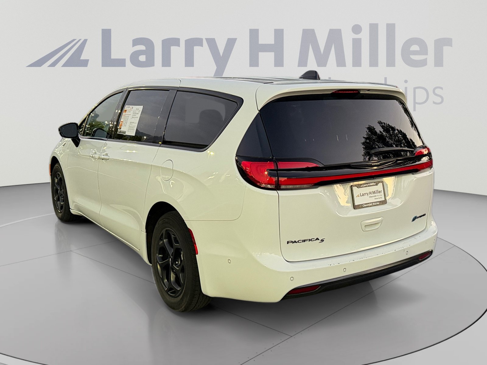 Used 2024 Chrysler Pacifica Limited FWD image 3