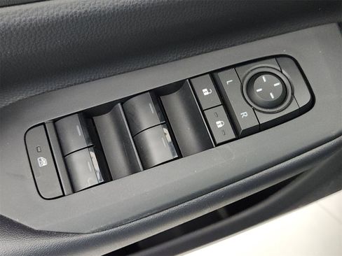 Used 2025 Toyota Prius Plug-In Hybrid image 24