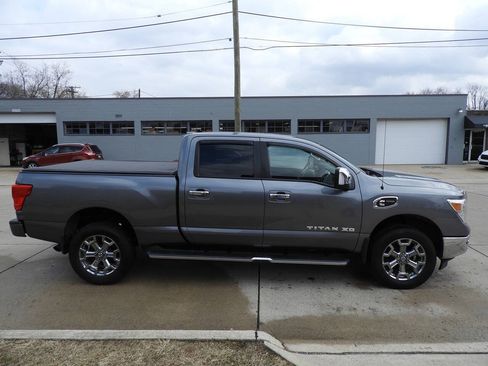 Used 2018 Nissan Titan SL w/ Chrome Package AWD/4WD image 12