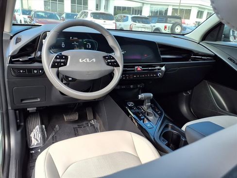 Certified 2025 Kia Niro EX image 14
