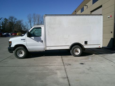Used 2015 Ford E-350 and Econoline 350 Super Duty RWD image 2