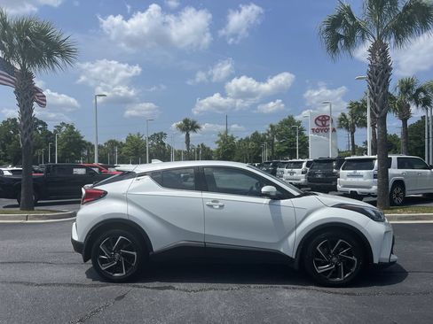 Used 2021 Toyota C-HR Limited FWD image 11