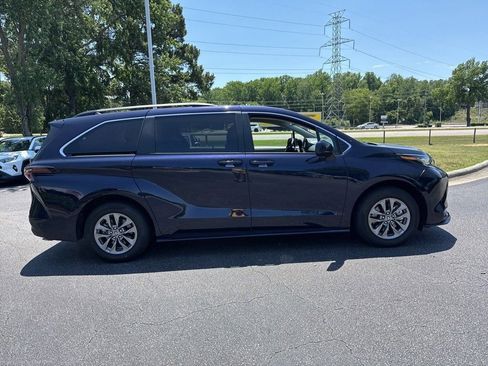 Used 2023 Toyota Sienna LE FWD image 6