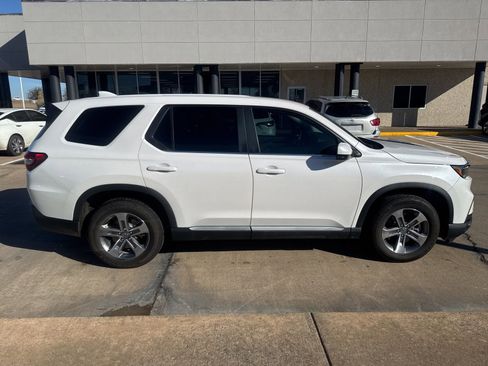 Used 2025 Honda Pilot EX-L image 3