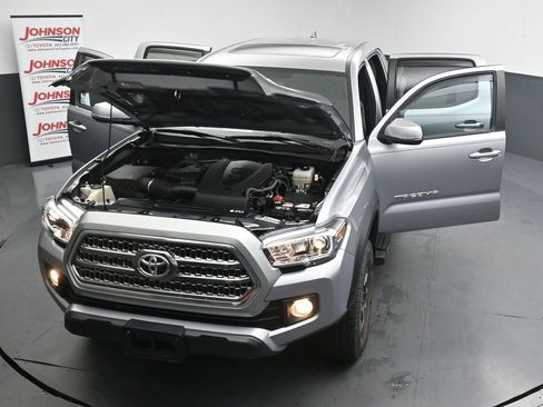 Used 2017 Toyota Tacoma TRD Off-Road w/ Premium & Technology Package AWD/4WD image 40