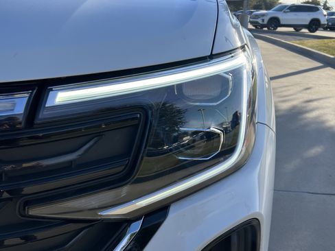 Certified 2025 Volkswagen Atlas Cross Sport SE w/ Panoramic Sunroof Package image 6