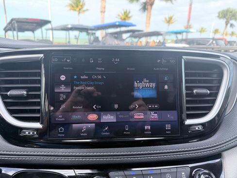 Used 2024 Chrysler Pacifica Touring-L image 11