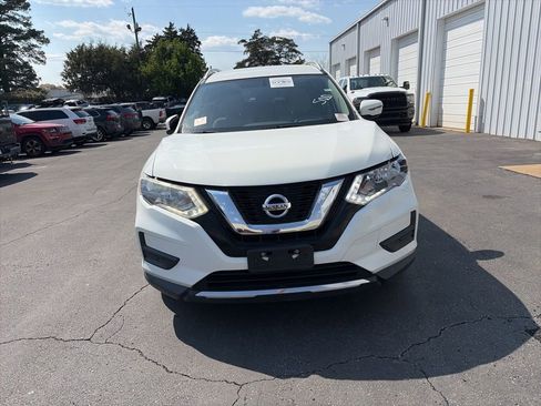Used 2017 Nissan Rogue SV image 2