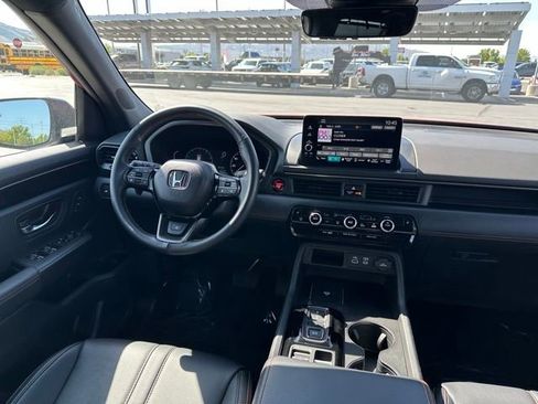 Used 2025 Honda Pilot TrailSport image 16