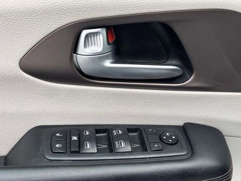 Used 2018 Chrysler Pacifica Touring-L image 8