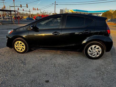 Used 2016 Toyota Prius C Two image 4
