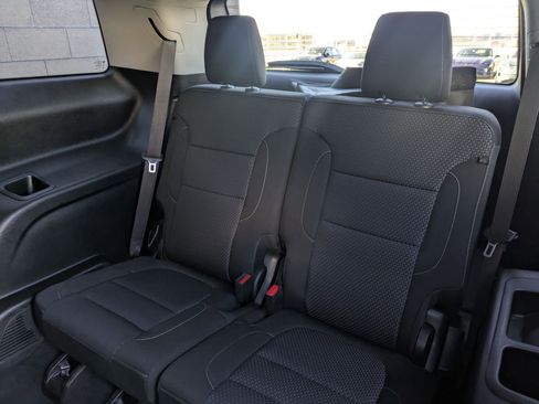 Used 2023 GMC Acadia SLE image 24