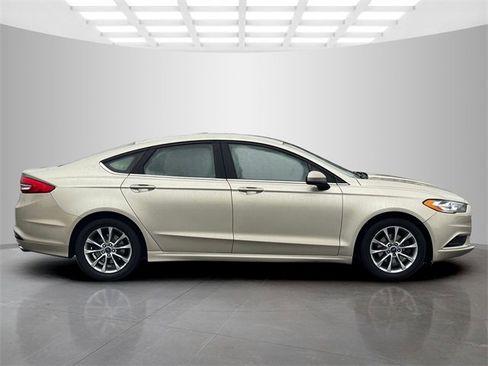 Used 2017 Ford Fusion SE w/ Fusion SE Technology Package image 8