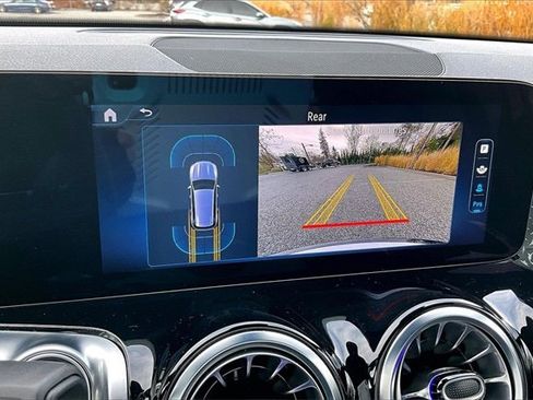 Used 2025 Mercedes-Benz GLB 250 4MATIC image 17