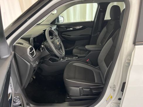 Used 2024 Chevrolet TrailBlazer LS w/ LS Convenience Package FWD image 3