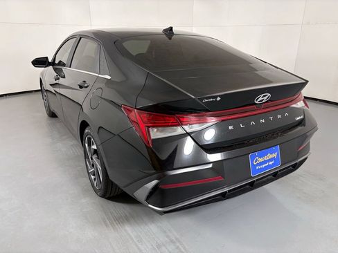 Used 2025 Hyundai Elantra Limited FWD image 6