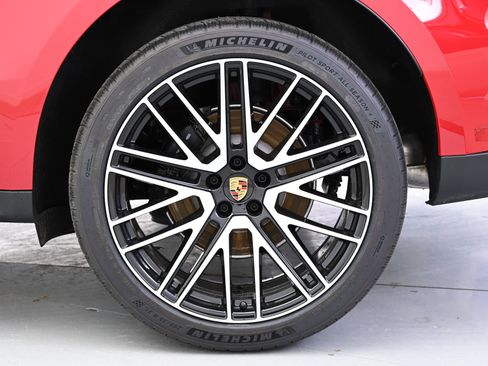 Used 2025 Porsche Macan image 16