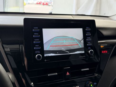 Used 2022 Toyota Camry SE FWD image 19