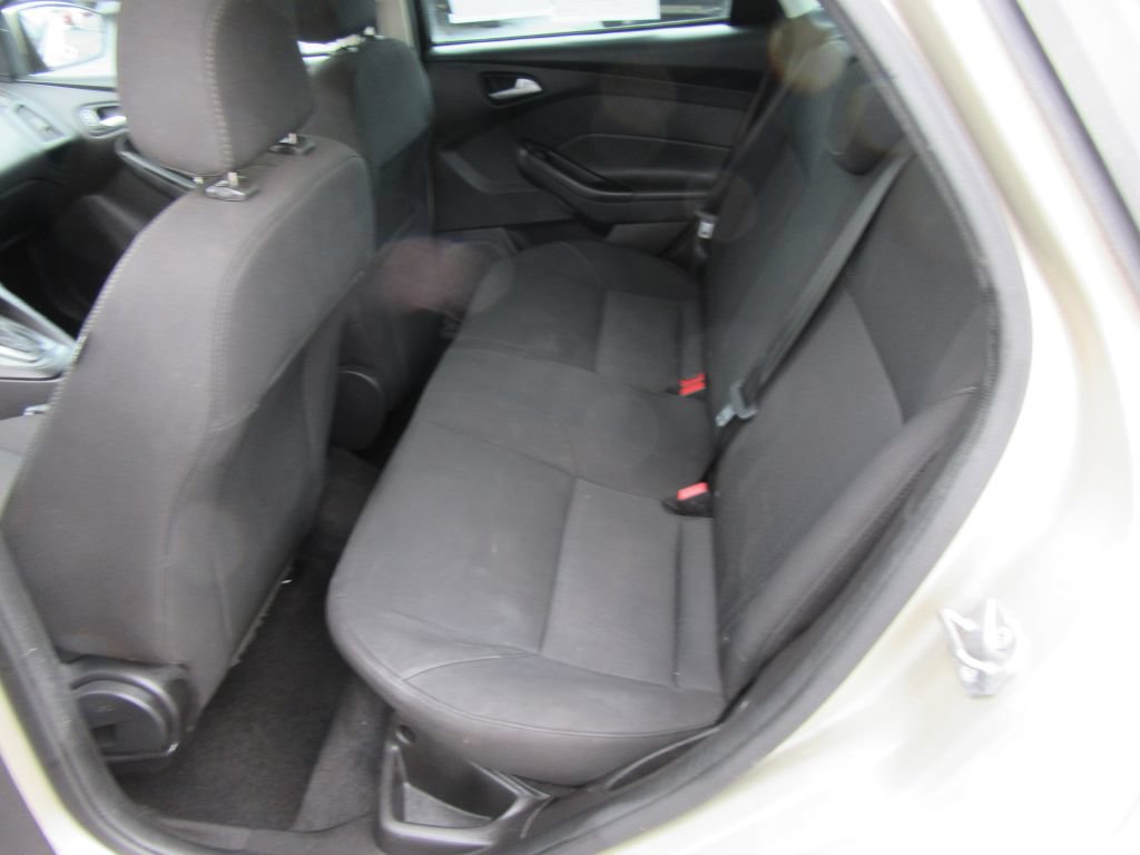 Used 2018 Ford Focus SE w/ SE Appearance Package FWD image 10