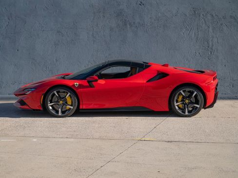 Used 2024 Ferrari SF90 Spider image 3