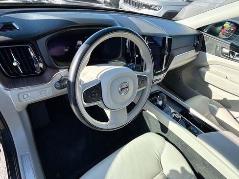 Used 2022 Volvo XC60 B5 Momentum image 12