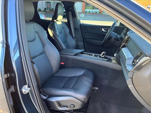 Used 2025 Volvo XC60 B5 Core image 9