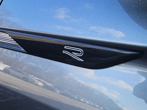 Certified 2023 Volkswagen Tiguan SE R-Line image 7