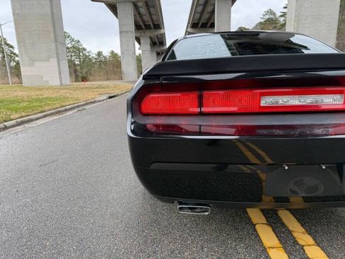 Used 2010 Dodge Challenger SRT8 RWD image 12