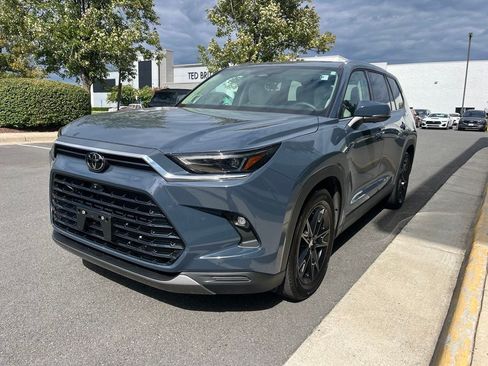 Used 2025 Toyota Grand Highlander FWD image 3