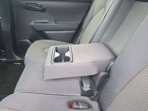 Used 2024 Toyota Highlander LE image 15