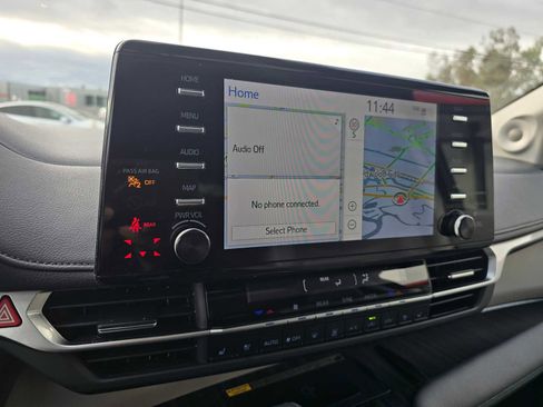 Used 2023 Toyota Sienna Limited image 28