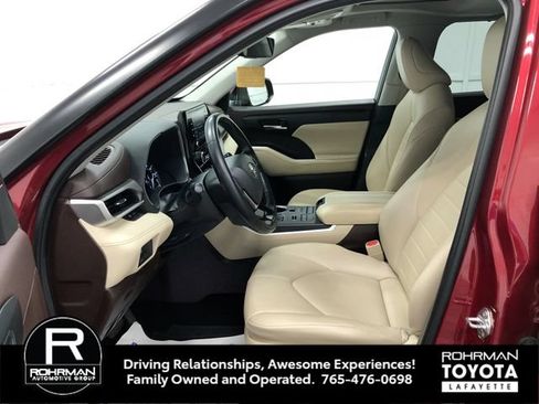 Used 2021 Toyota Highlander XLE AWD/4WD image 12