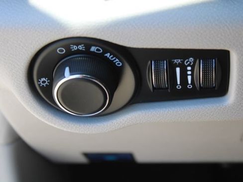 Used 2024 Chrysler Voyager LX FWD image 21