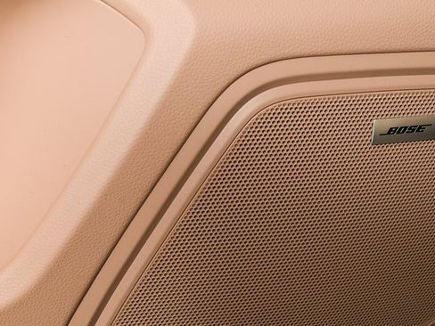 Certified 2025 Porsche Macan image 7