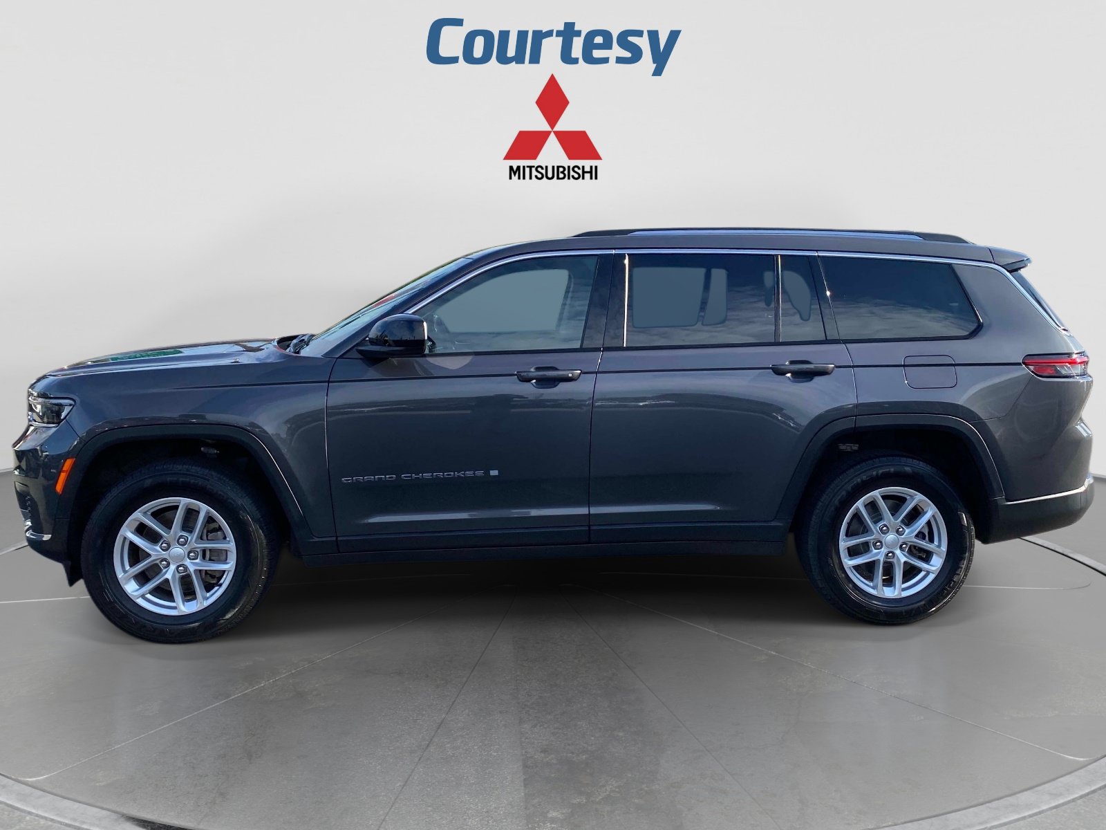 Used 2023 Jeep Grand Cherokee L Laredo AWD/4WD image 2
