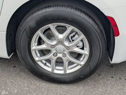 New 2027 Chrysler Pacifica Select FWD image 8
