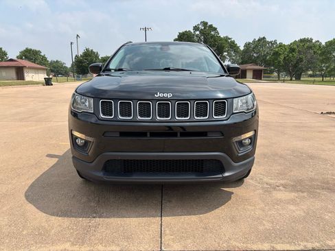 Used 2017 Jeep Compass Latitude w/ Cold Weather Group AWD/4WD image 5