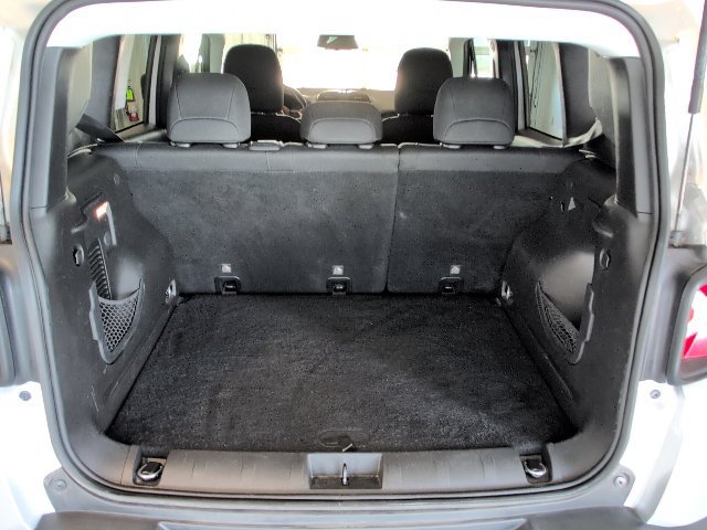 Used 2018 Jeep Renegade Latitude w/ Cold Weather Group AWD/4WD image 29