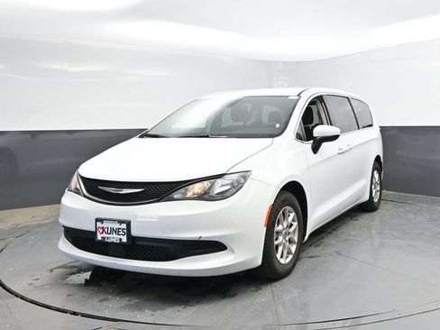 Used 2023 Chrysler Voyager LX FWD image 8